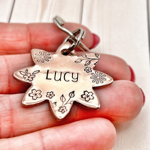 Médaille Fleur pour Chien, Médaillon Personnalisé en Cuivre, Médaille Gravée avec Fleurs