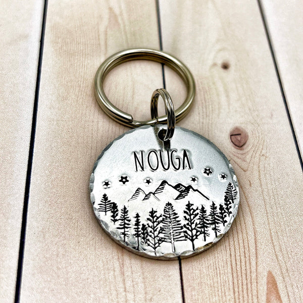 Médaille Personnalisée pour un Chien, Montagnes et Forêt, Médaillon Argent avec Nom et Numéro