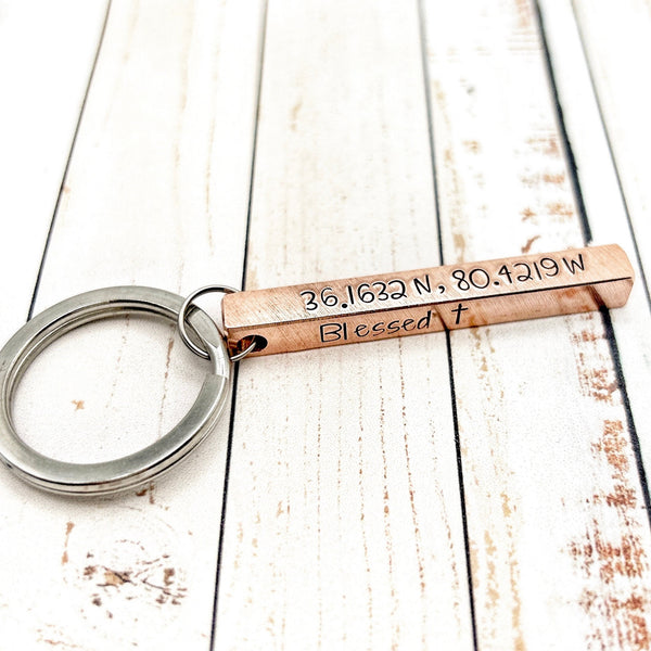 Porte clé en cuivre. Une barre qui mesure 50 x 6mm, gravé à la main avec votre texte.