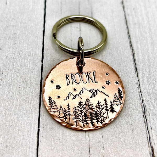Médaille Personnalisée pour un Chien, Montagnes et Forêt, Médaillon Argent avec Nom et Numéro