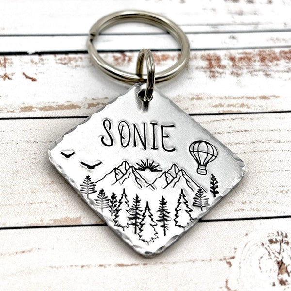 Médaillon d'identité Chien, Médaille Chien Montagnes et Forêt, Gravé avec Nom et Numéro