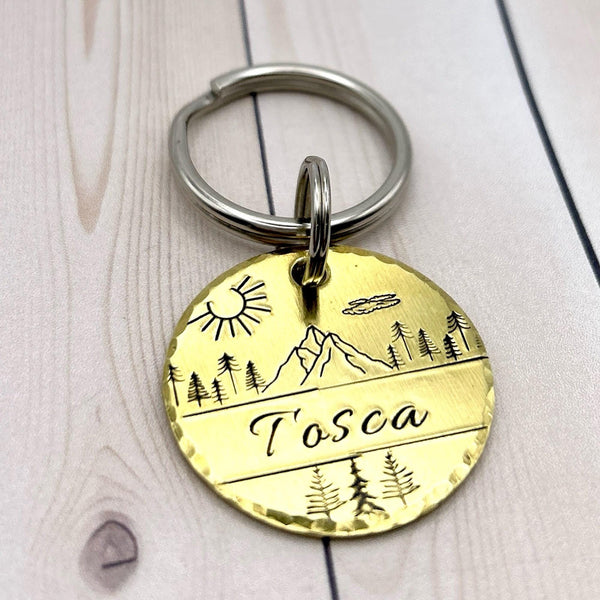 Médaille d'identité Chien, Médaillon Personnalisé avec Montagnes et Forêt, Médaille en Laiton pour un Chien