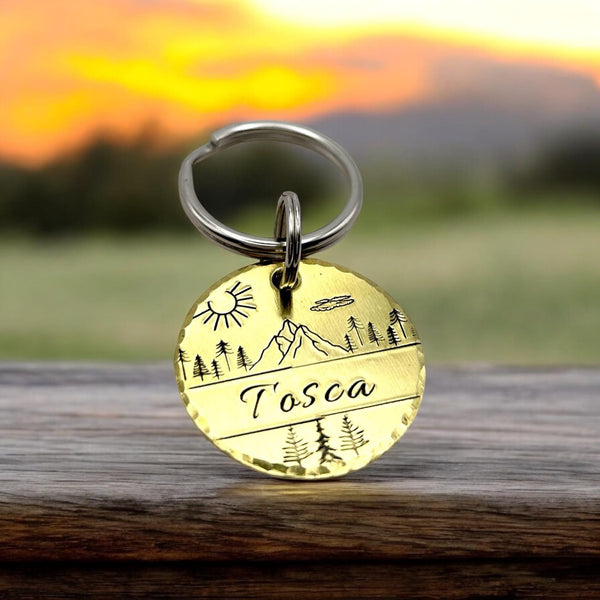 Médaille d'identité Chien, Médaillon Personnalisé avec Montagnes et Forêt, Médaille en Laiton pour un Chien