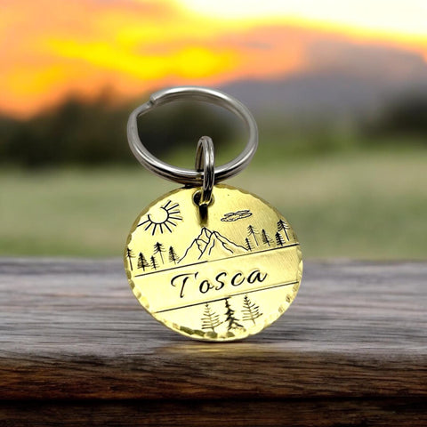 Médaille d'identité Chien, Médaillon Personnalisé avec Montagnes et Forêt, Médaille en Laiton pour un Chien
