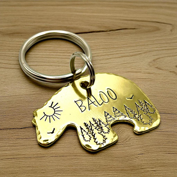 Médaille Chien Ours | Motif Forêt Gravé à la Main | Aluminium, Cuivre, Laiton | Accessoire Unique pour Animaux