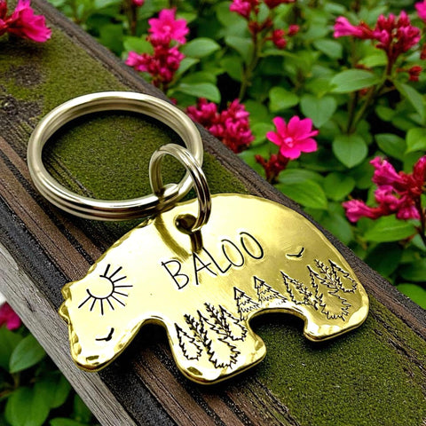 Médaille Chien Ours | Motif Forêt Gravé à la Main | Aluminium, Cuivre, Laiton | Accessoire Unique pour Animaux