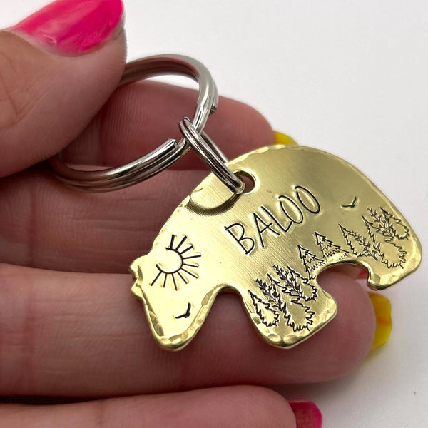 Médaille Chien Ours | Motif Forêt Gravé à la Main | Aluminium, Cuivre, Laiton | Accessoire Unique pour Animaux