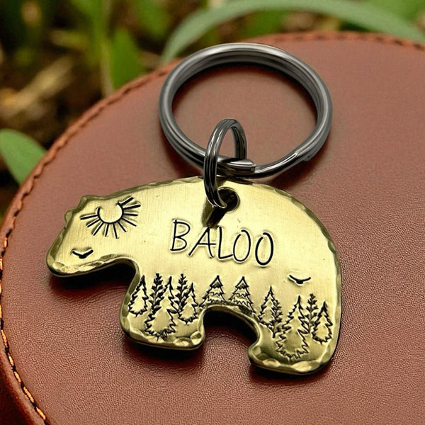 Médaille Chien Ours | Motif Forêt Gravé à la Main | Aluminium, Cuivre, Laiton | Accessoire Unique pour Animaux