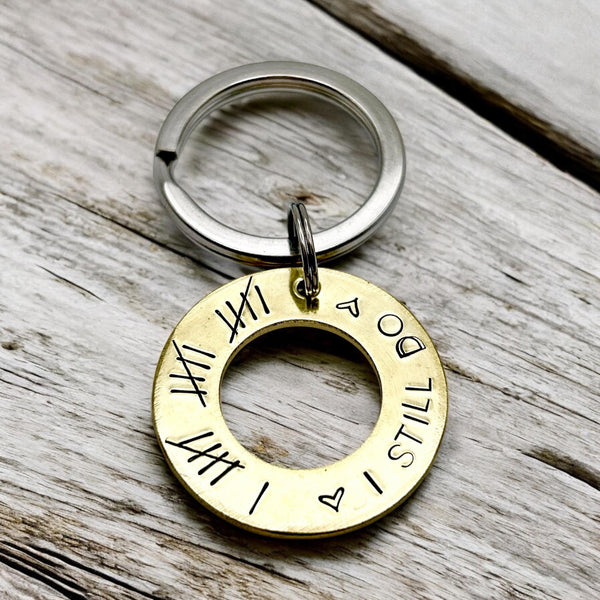 Porte-clés rondelle en laiton – “I still do” avec marques de décompte