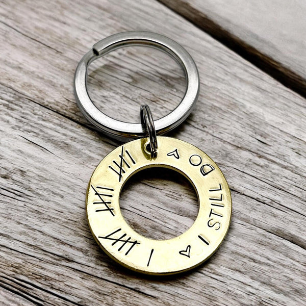 Porte-clés rondelle en laiton – “I still do” avec marques de décompte