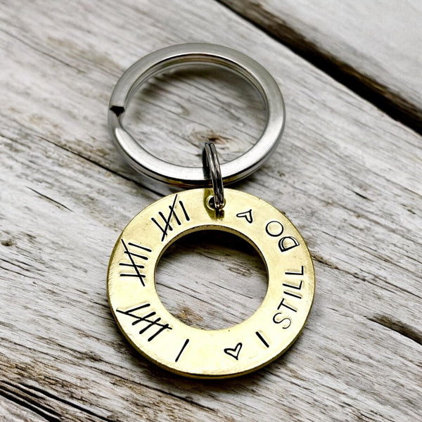 Porte-clés rondelle en laiton – “I still do” avec marques de décompte