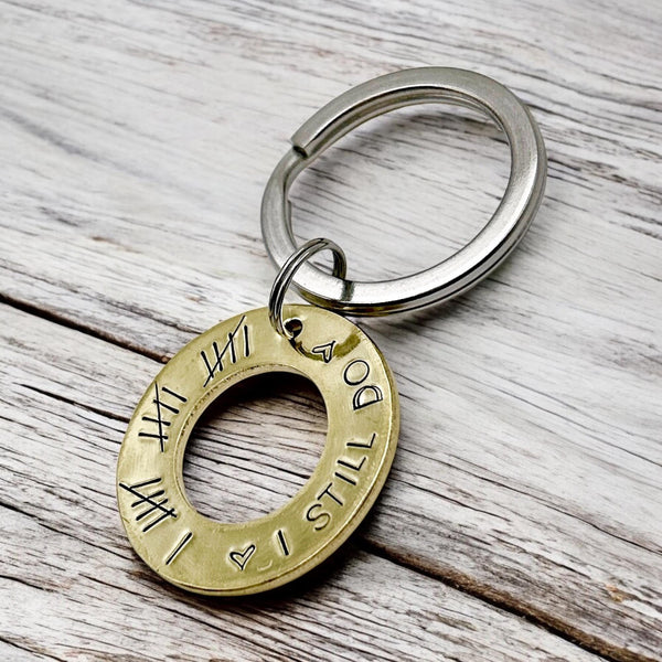Porte-clés rondelle en laiton – “I still do” avec marques de décompte