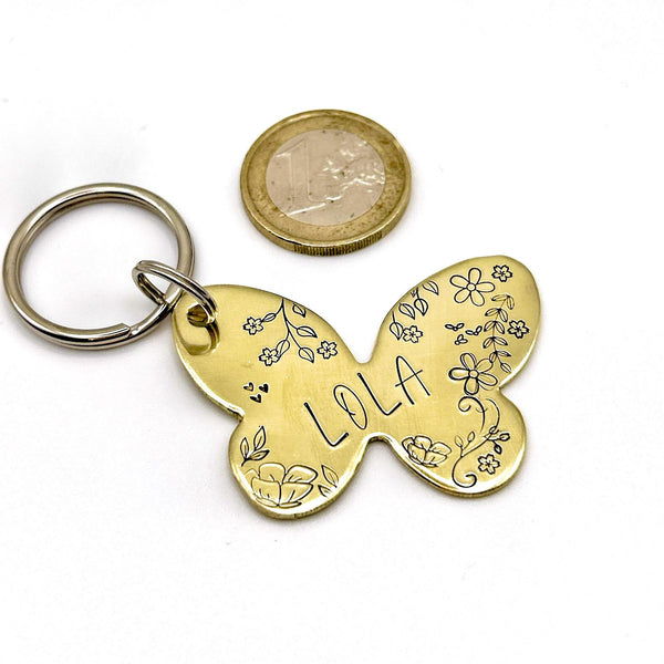 Médaillon papillon pour chien – Gravé à la main en laiton ou cuivre, motif floral, prénom devant & numéro derrière, médaille personnalisée
