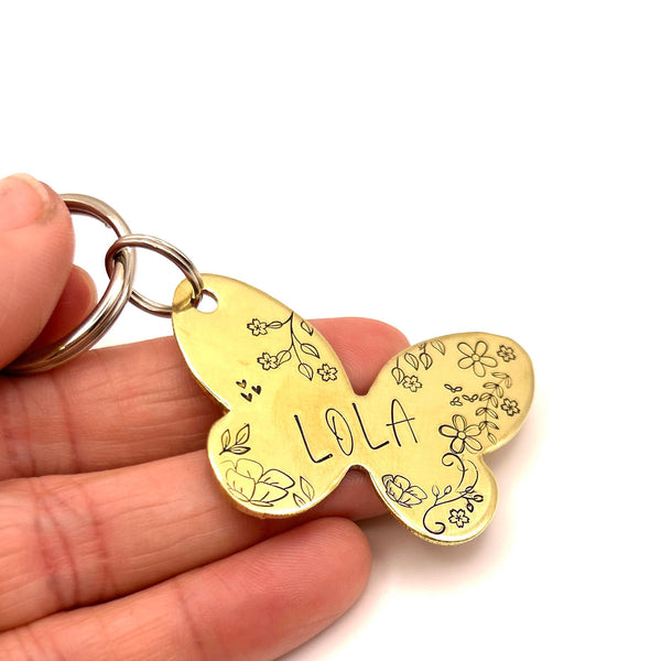 Médaillon papillon pour chien – Gravé à la main en laiton ou cuivre, motif floral, prénom devant & numéro derrière, médaille personnalisée