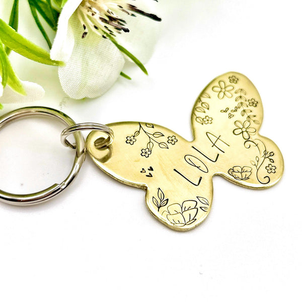 Médaillon papillon pour chien – Gravé à la main en laiton ou cuivre, motif floral, prénom devant & numéro derrière, médaille personnalisée