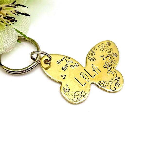 Médaillon papillon pour chien – Gravé à la main en laiton ou cuivre, motif floral, prénom devant & numéro derrière, médaille personnalisée