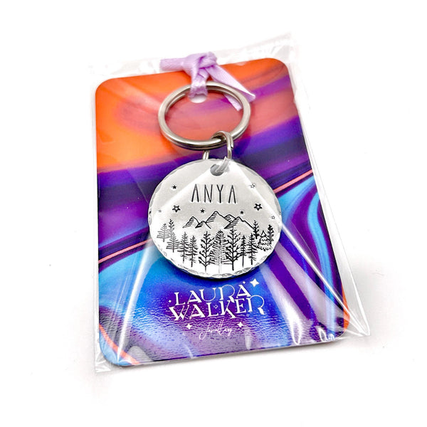 Médaille Personnalisée pour un Chien, Montagnes et Forêt, Médaillon Argent avec Nom et Numéro