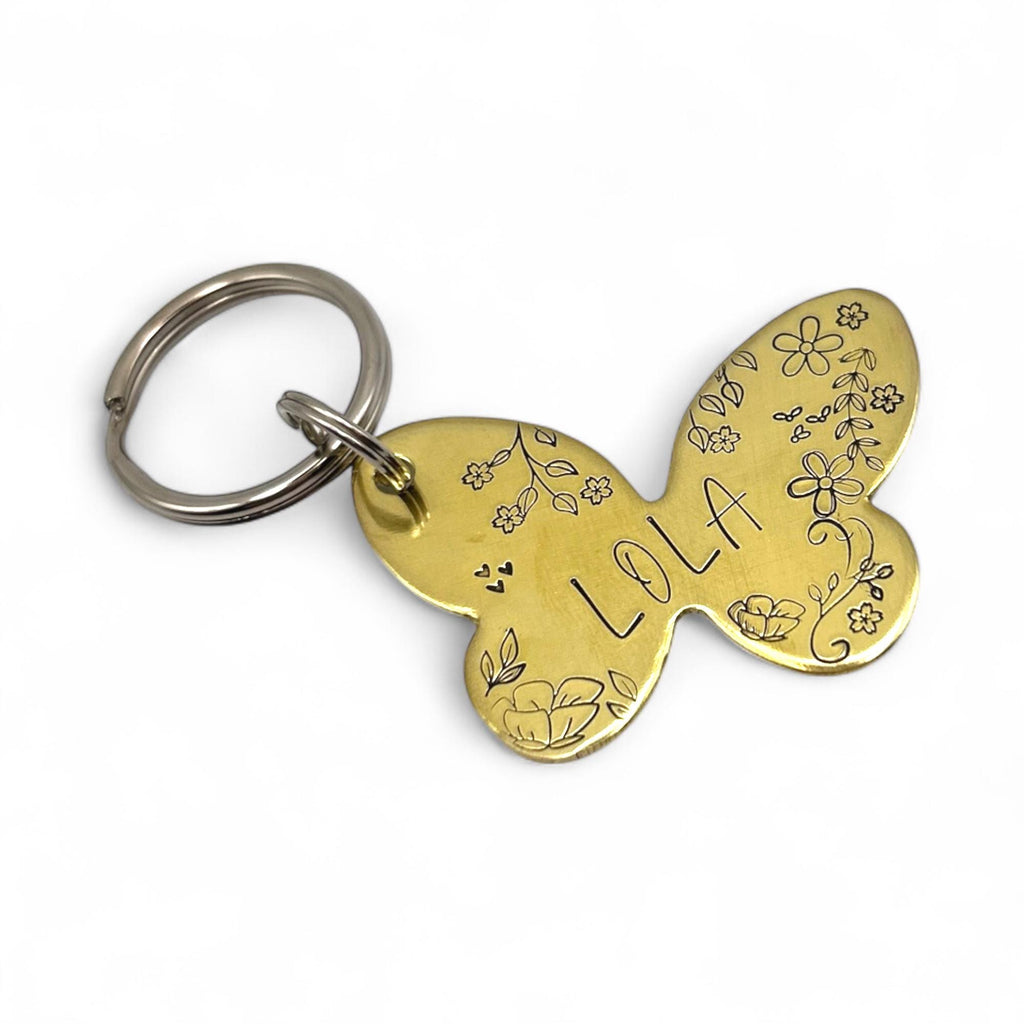 Médaillon papillon pour chien – Gravé à la main en laiton ou cuivre, motif floral, prénom devant & numéro derrière, médaille personnalisée