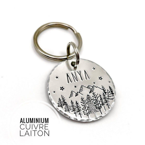 Médaille Personnalisée pour un Chien, Montagnes et Forêt, Médaillon Argent avec Nom et Numéro