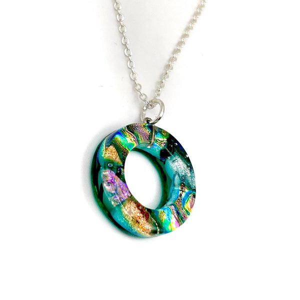 Collier Artisanal en Verre Dichroïque – Pendentif Cercle Coloré, Idée Cadeau Femme