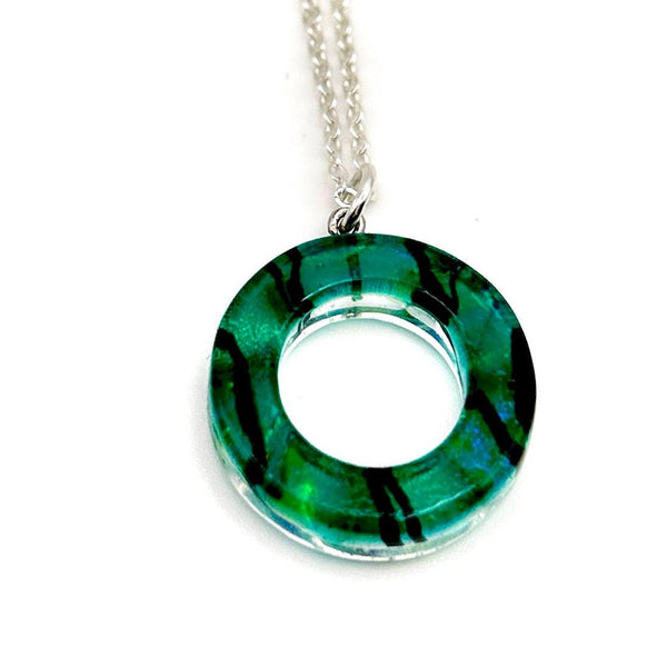 Collier Artisanal en Verre Dichroïque – Pendentif Cercle Coloré, Idée Cadeau Femme