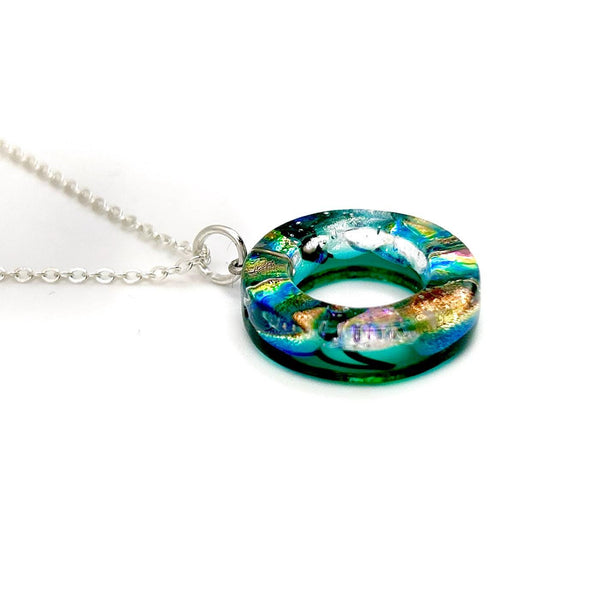 Collier Artisanal en Verre Dichroïque – Pendentif Cercle Coloré, Idée Cadeau Femme