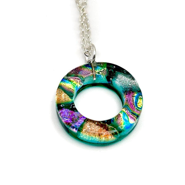 Collier Artisanal en Verre Dichroïque – Pendentif Cercle Coloré, Idée Cadeau Femme