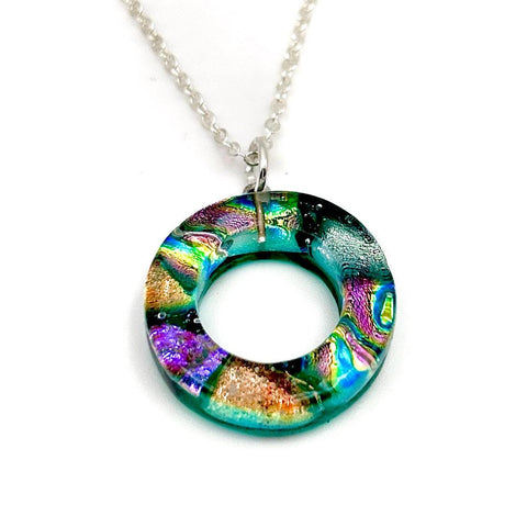 Collier Artisanal en Verre Dichroïque – Pendentif Cercle Coloré, Idée Cadeau Femme