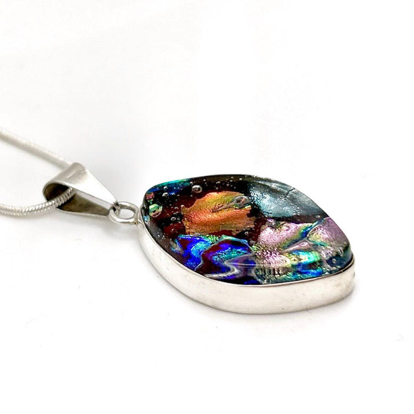 Collier Cadeau Femme en Argent Massif – Pendentif en Verre Dichroïque Irisé, Bijou Artisanal