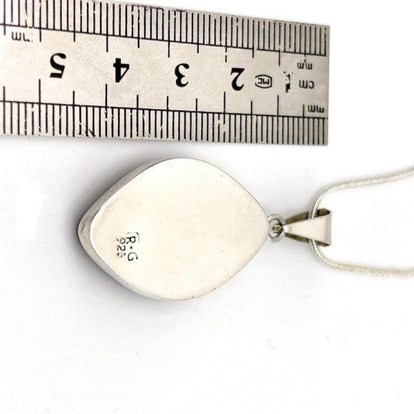 Pendentif Femme en Verre et Argent Massif – Verre Dichroïque Violette, Bijou Artisanal