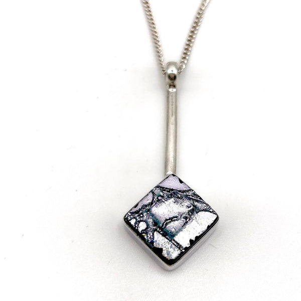 Pendentif en Verre Dichroïque et Argent Massif – Bijou en Verre Fusionné Carré – Collier Artisanal Moderne
