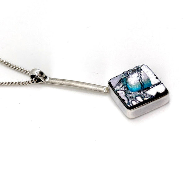 Pendentif en Verre Dichroïque et Argent Massif – Bijou en Verre Fusionné Carré – Collier Artisanal Moderne