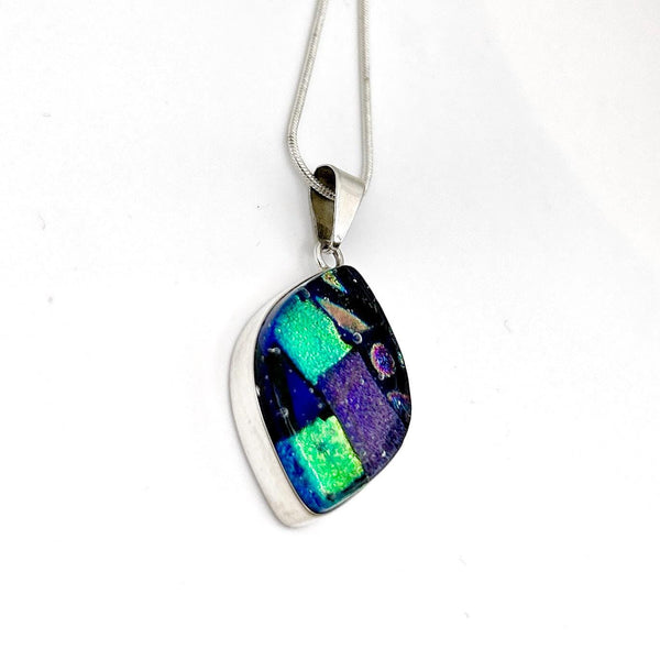 Pendentif Femme en Verre et Argent Massif – Verre Dichroïque Violette, Bijou Artisanal