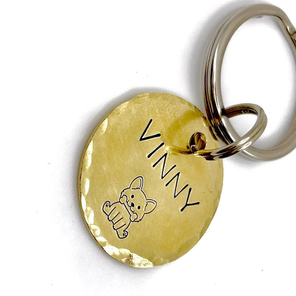 Médaille chien personnalisée en laiton martelé, médaille d’identification artisanale avec nom et numéro – 25 mm