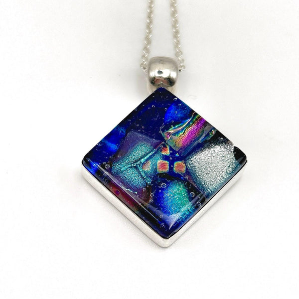 Collier en argent et verre dichroïque – pendentif en verre fusionné fait main – bijou artisanal – idée cadeau femme