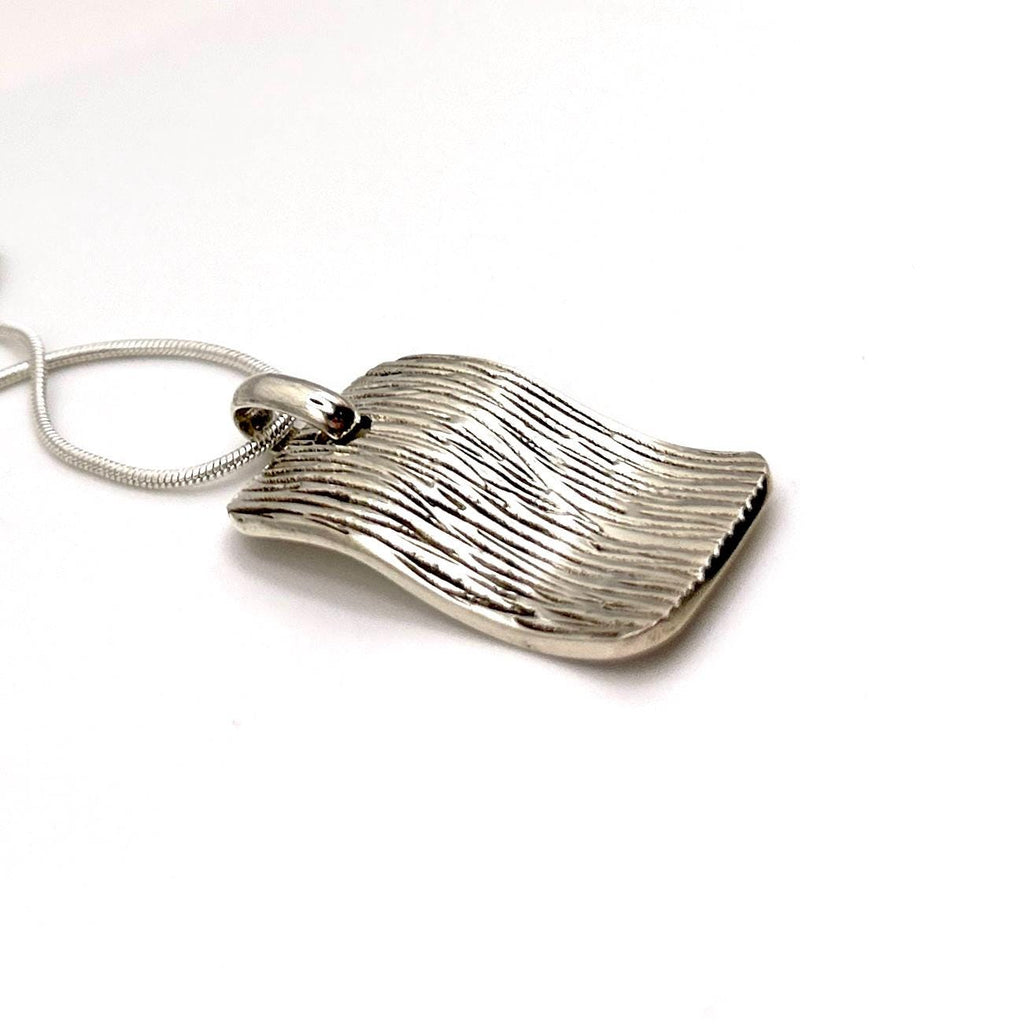 Pendentif en argent 925 fait main | Bijou artisanal argent texturé | Design moderne et minimaliste