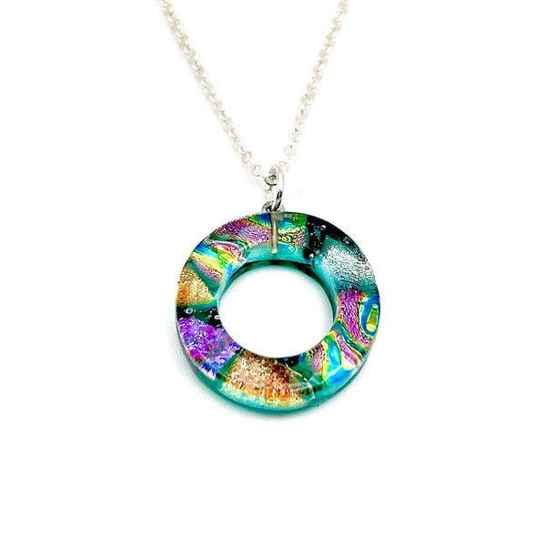 Collier Artisanal en Verre Dichroïque – Pendentif Cercle Coloré, Idée Cadeau Femme