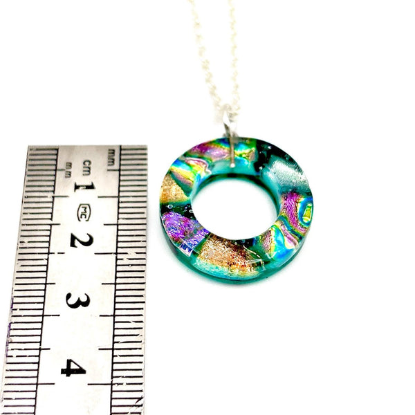 Collier Artisanal en Verre Dichroïque – Pendentif Cercle Coloré, Idée Cadeau Femme