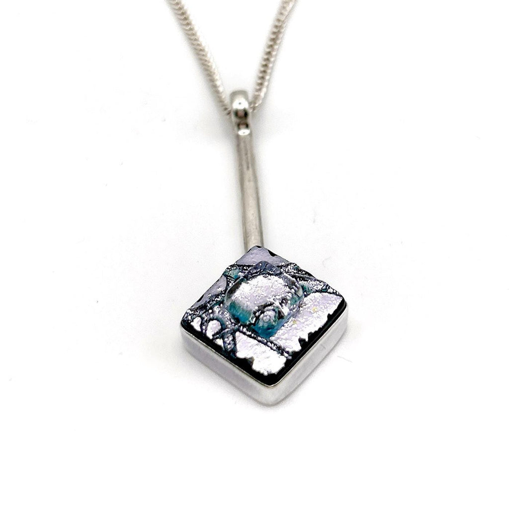 Pendentif en Verre Dichroïque et Argent Massif – Bijou en Verre Fusionné Carré – Collier Artisanal Moderne