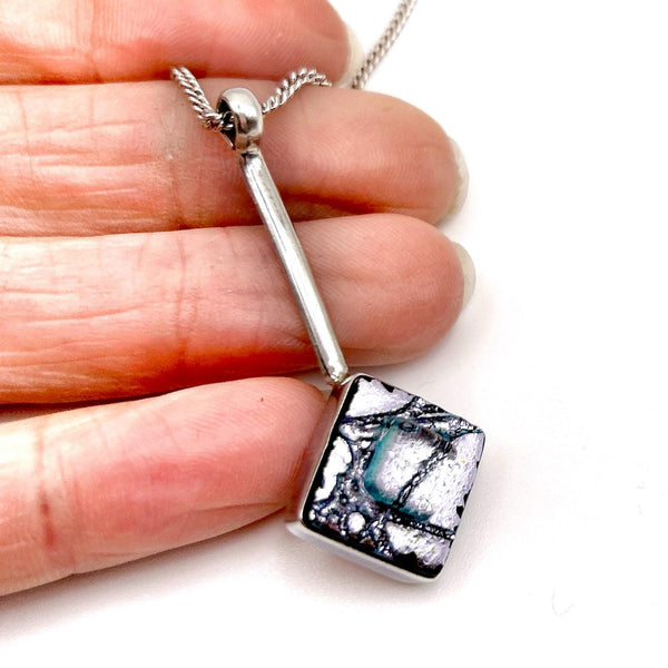 Pendentif en Verre Dichroïque et Argent Massif – Bijou en Verre Fusionné Carré – Collier Artisanal Moderne