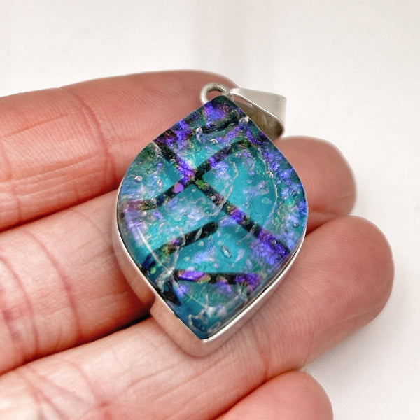 Collier Cadeau Femme en Argent Massif – Pendentif en Verre Dichroïque Irisé, Bijou Artisanal