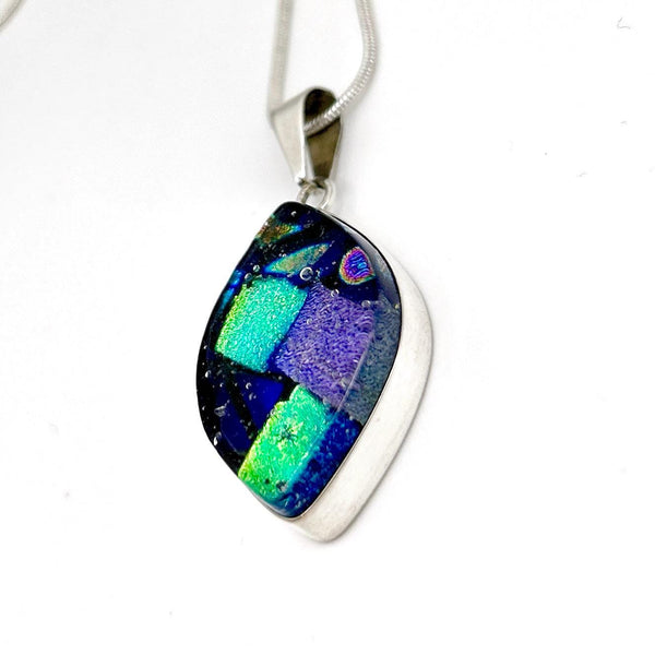 Pendentif Femme en Verre et Argent Massif – Verre Dichroïque Violette, Bijou Artisanal