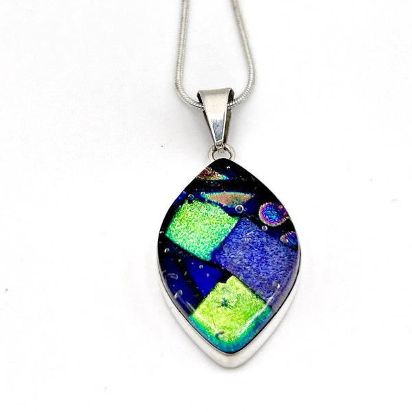 Pendentif Femme en Verre et Argent Massif – Verre Dichroïque Violette, Bijou Artisanal