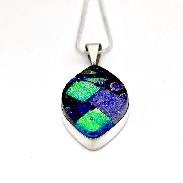 Pendentif Femme en Verre et Argent Massif – Verre Dichroïque Violette, Bijou Artisanal