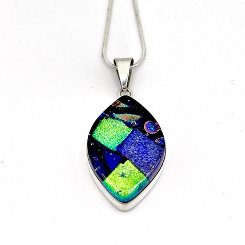 Pendentif Femme en Verre et Argent Massif – Verre Dichroïque Violette, Bijou Artisanal