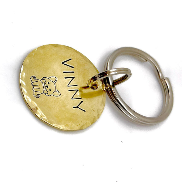 Médaille chien personnalisée en laiton martelé, médaille d’identification artisanale avec nom et numéro – 25 mm
