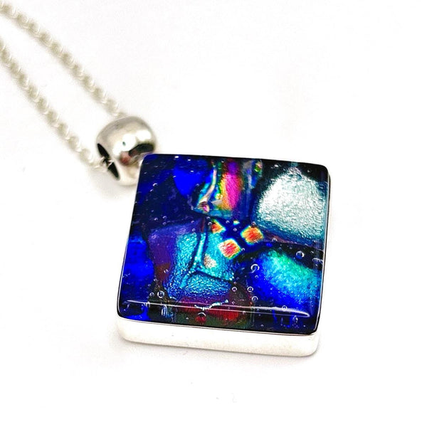 Collier en argent et verre dichroïque – pendentif en verre fusionné fait main – bijou artisanal – idée cadeau femme