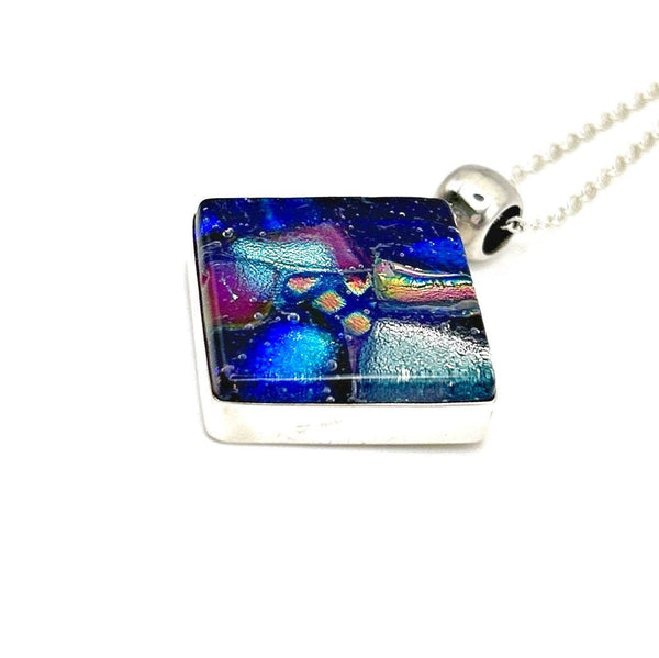 Collier en argent et verre dichroïque – pendentif en verre fusionné fait main – bijou artisanal – idée cadeau femme