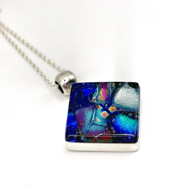 Collier en argent et verre dichroïque – pendentif en verre fusionné fait main – bijou artisanal – idée cadeau femme
