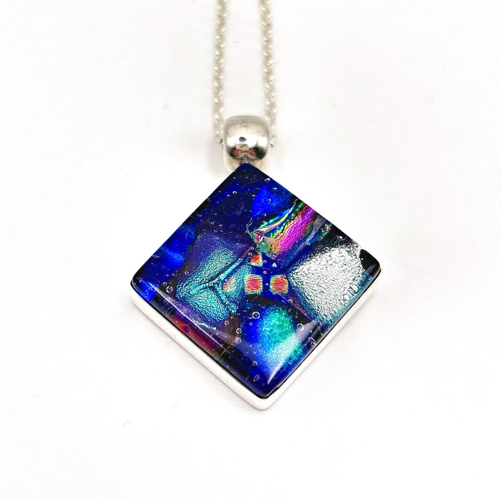 Collier en argent et verre dichroïque – pendentif en verre fusionné fait main – bijou artisanal – idée cadeau femme